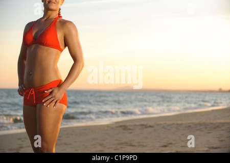 Mujer joven en la playa