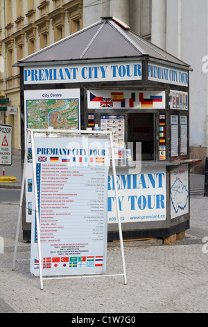 Excursión por la ciudad de Praga Premiant tours para turistas booth en Praga, República Checa Foto de stock