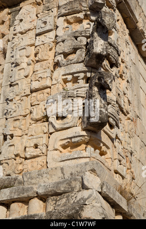 Fachada intrincada de Chac máscaras en el Nunnery Quadrangle en el estilo Puuc las ruinas Mayas de Uxmal, México. Foto de stock