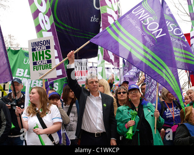 Dave Prentis conduce al unísono a los trabajadores en el 26 de marzo de 2011 National TUC manifestación contra las cortes. Londres Foto de stock