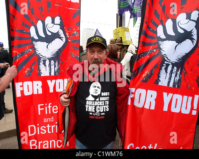 El rmt miembro que viajaron desde Escocia para protestar por el 26 de marzo de 2011 Manifestación contra la TUC Nacional cortes. Londres Foto de stock