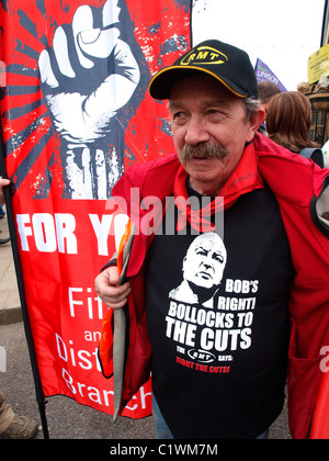 El rmt miembro que viajaron desde Escocia para protestar por el 26 de marzo de 2011 Manifestación contra la TUC Nacional cortes. Londres Foto de stock