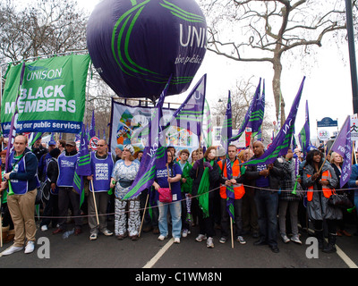 Unison miembros marchar en protesta por el 26 de marzo de 2011 National TUC manifestación contra las cortes. Londres Foto de stock