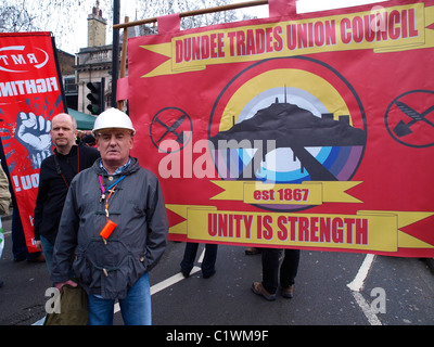 Miembro del sindicato que viajaron desde Escocia a protestar por el TUC Nacional 26 de marzo de 2011 Manifestación contra los recortes. Londres Foto de stock