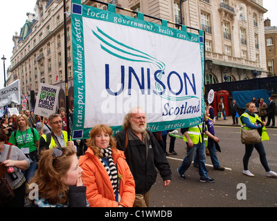 Unison miembros que viajaron desde Escocia para protestar por el 26 de marzo de 2011 Manifestación contra la TUC Nacional cortes. Londres Foto de stock