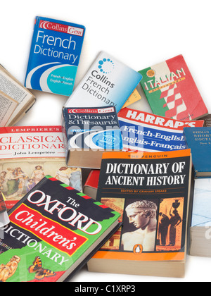 Un montón de diccionarios en Inglés, Francés, Alemán, Italiano, la historia, la religión y la Medical Foto de stock