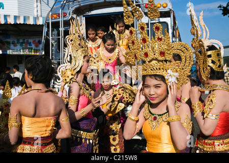Bailarines tailandeses llegan para un desfile en el Elefante anual Round-up festival. Surin, Surin, Tailandia Foto de stock