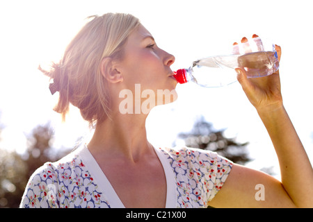 Mujer beber agua embotellada