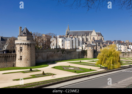 Las murallas de la ciudad, jardines, Campanario y catedral Connetable en Vannes, Morbihan, Bretaña, Francia