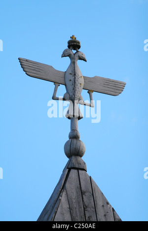 Águila de doble cabeza como heráldica en Toledo en la Puerta de Bisagra en  España Fotografía de stock - Alamy