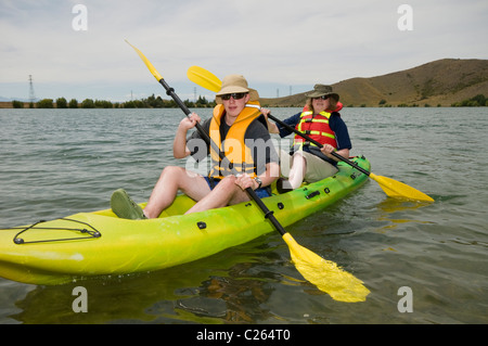 Madre e hijo adolescente kayak Foto de stock