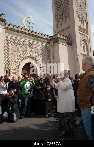París, Francia, la mujer con velo musulmán en Hajib manifestándose contra Islamophobie, 'Mosquee de París", hablando en el micrófono a la multitud en la calle, en frente de la Gran Mezquita, en la calle