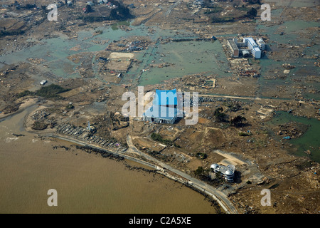 Vista aérea del daño de Kesennuma, Prefectura de Miyagi después de un 9. Terremoto de magnitud 0 y el posterior tsunami que devastó el Foto de stock