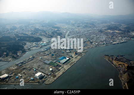 Vista aérea del daño de Kesennuma, Prefectura de Miyagi después de un 9. Terremoto de magnitud 0 y el posterior tsunami que devastó el Foto de stock