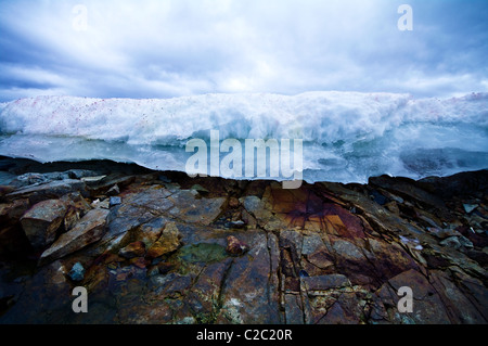 Hielo-roca pulida y estrías glaciales hecho liso por la erosión de los glaciares. Foto de stock