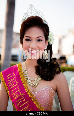 Miss Lampang ciudad en Tailandia ir de fiesta boda de elefante. La carga en  el centro de conservación de elefantes de Lampang Fotografía de stock -  Alamy