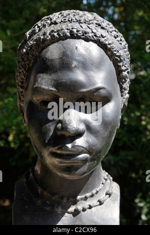 Estatua de un joven negro rostro de mujer en el Jardín Tropical, Lisboa, Portugal Foto de stock