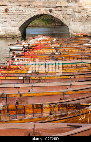 Alquiler de embarcaciones de remo en el río Avon en Stratford upon Avon, Warwickshire, Inglaterra, Reino Unido. Foto de stock