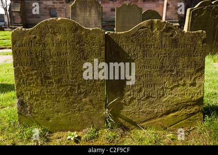 Reino Unido, Inglaterra, Staffordshire, puerro, dos lápidas históricas en el camposanto de la Iglesia Parroquial de Sr Eduardo el Confesor Foto de stock