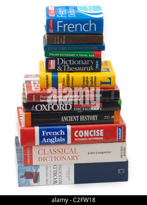 Un montón de diccionarios en Inglés, Francés, Alemán, Italiano, la historia, la religión y la Medical Foto de stock