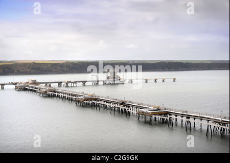 Vista desde Milford Haven en la bahía a la refinería de petróleo en Gales Rhoscrowther UK