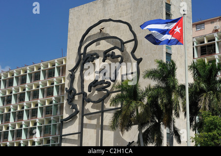 La Habana. Cuba. Imagen del Che Guevara en el edificio del Ministerio del Interior, Plaza de la Revolución. Foto de stock