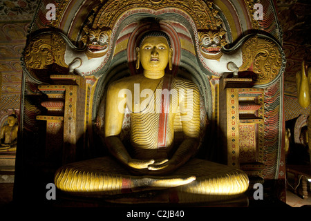 Estatuas de Buda dentro de la cueva de Dambulla templo complejo en Sri Lanka