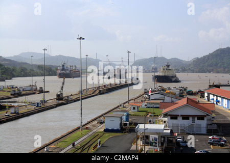 Barco entrando el bloqueo de las Esclusas de Miraflores del Canal de Panamá 02 de febrero de 2011 Foto de stock