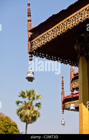 Campana de viento en el templo Wat Sri Chum, Lampang, Tailandia Foto de stock