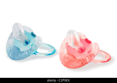 Rosa y azul bebé chupetes con el gel frío y crestas de dentición, aislado sobre fondo blanco. Foto de stock