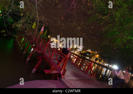 Una fotografía nocturna de un puente iluminado por luces rojas, blancas y  azules Fotografía de stock - Alamy
