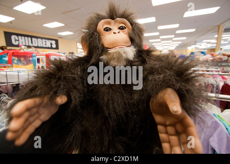 Una espeluznante buscando toy mono en un Thrift store. Foto de stock