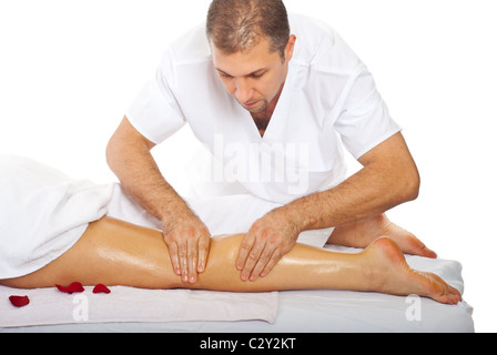 Masajista profesional dando masaje anti celulitis la pierna a una mujer en el spa resort Foto de stock