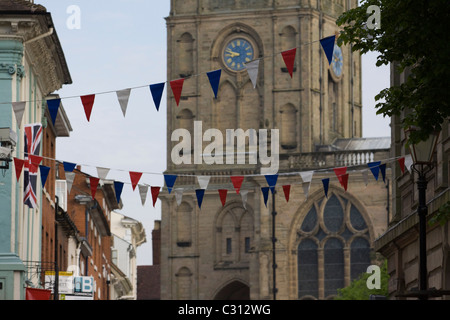 Bunting colgando en las calles de Warwick en conmemoración de Saint Georges y el día de la boda real Foto de stock