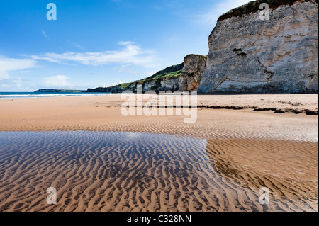Playa y acantilados en las rocas blancas en el Condado de Antrim. Foto de stock