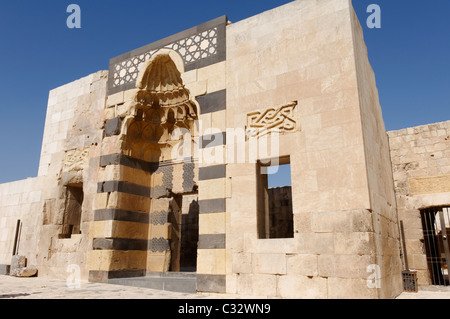 Alepo. Siria. Vista de la sorprendentemente decoradas restaurada del siglo xii entrada al Palacio Ayúbida dentro de la Ciudadela. Foto de stock