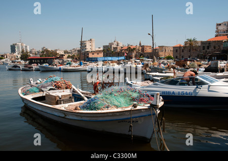 Barcos en el puerto de pesca ,neumático (Sour) puerto. El Líbano. Foto de stock