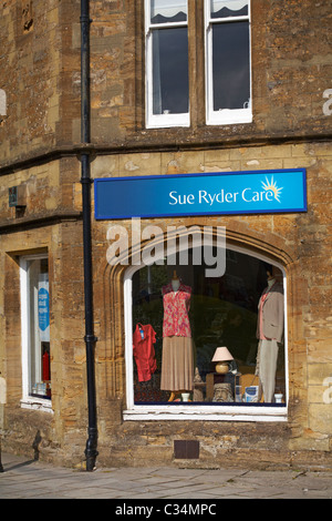 Sue Ryder Care tienda benéfica en Sherborne, Dorset en abril Foto de stock