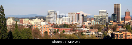 Portland, Oregón, ciudad con el Monte Hood Panorama Foto de stock