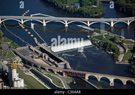 Vista aérea de la planta harinera de medalla de oro por encima del arco del puente de piedra del río Mississippi St. Anthony Falls Minneapolis Foto de stock