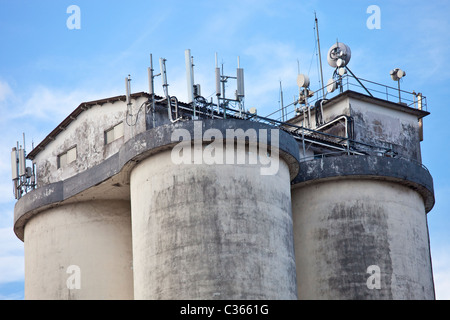 Antenas de telefonía celular y enlaces de microondas en una torre en Salvador, Brasil Foto de stock