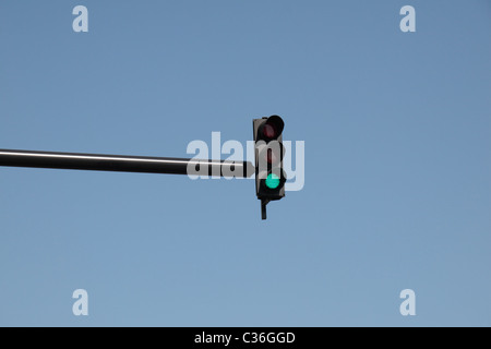 Un semáforo mostrando 'green' (colgando por encima de una carretera) en Stratford, en East London, Reino Unido.