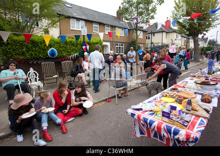 Boda Real fiesta en la calle celebrando la boda del príncipe Guillermo y Kate Middleton, Londres, Reino Unido. Foto:Jeff Gilbert Foto de stock