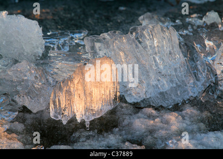 El hielo a la deriva en el río Irtysh de Siberia en el sunset Foto de stock