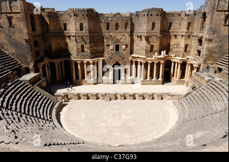 El teatro romano de Bosra siria, que es uno de los teatros más grandes y mejor conservados en el Mediterráneo. Foto de stock