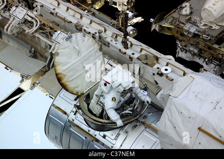 El astronauta Doug Wheelock surge de la artesanía a la luz del día en la expedición 24 misión del segundo paseo espacial. Foto de stock