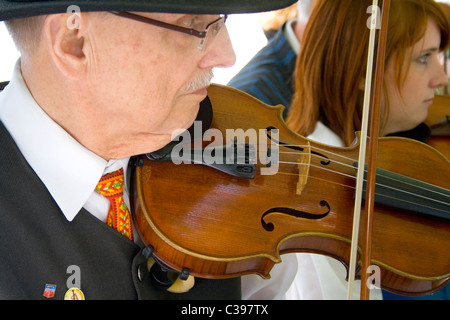 Adulto Mayor músico tocando el violín en Midsommar celebración en el Instituto Sueco. MN de Minneapolis, Minnesota, EE.UU. Foto de stock