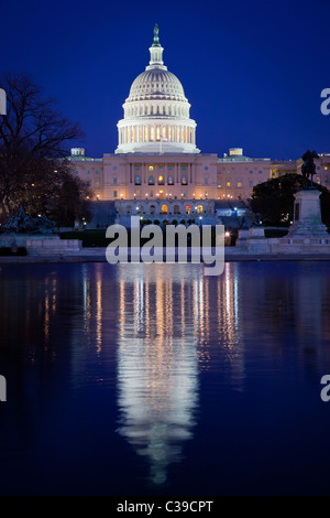 El Capitolio de los Estados Unidos al final del National Mall en Washington, DC, que se refleja en la piscina reflectante del Capitolio Foto de stock
