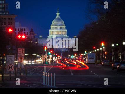 El Capitolio de los Estados Unidos al final del National Mall en Washington, DC, visto desde la avenida Pennsylvania en las primeras horas de la noche