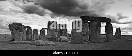 Nubes oscuras sobre Stonehenge, el panorama en blanco y negro